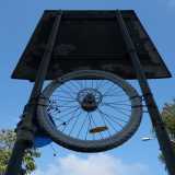 La bici venne posta alla base di un cartello stradale, all�incrocio tra piazza Massari e corso Vittorio Veneto. Oggi non c�� pi� (tolta per ragioni di sicurezza durante il G20 del 2021), ma � stata sostituita da una ruota, anch�essa dipinta di bianco